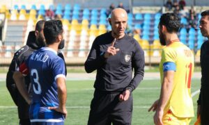 طاقم تحكيم ولاعبو تشرين والمجد خلال مباراة في الدوري السوري - 21 من كانون الثاني 2023 (نادي تشرين)
