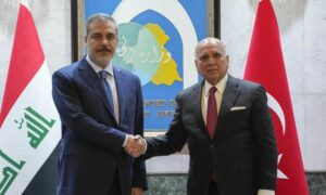وزير الخارجية العراقي فؤاد الحسين (يمين) والتركي هاكان فيدان (يسار) في بغداد 14 آذار 2024 (AP)