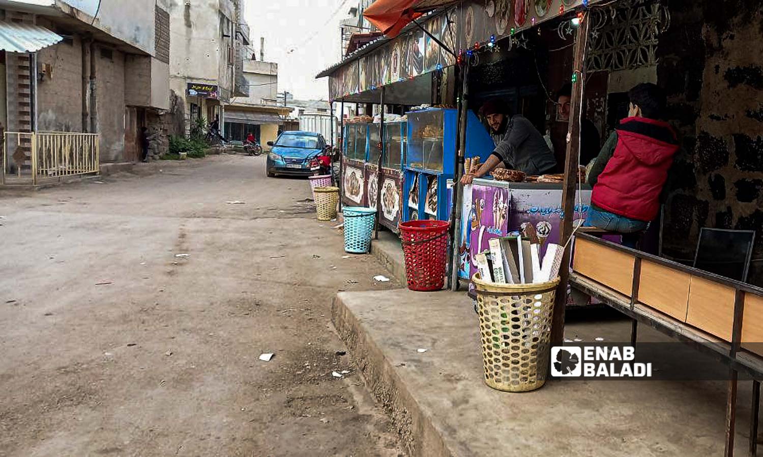 بائع حلويات خلال شهر رمضان في مدينة طفس بريف درعا الغربي - 17 من آذار 2024 (عنب بلدي/ حليم محمد)