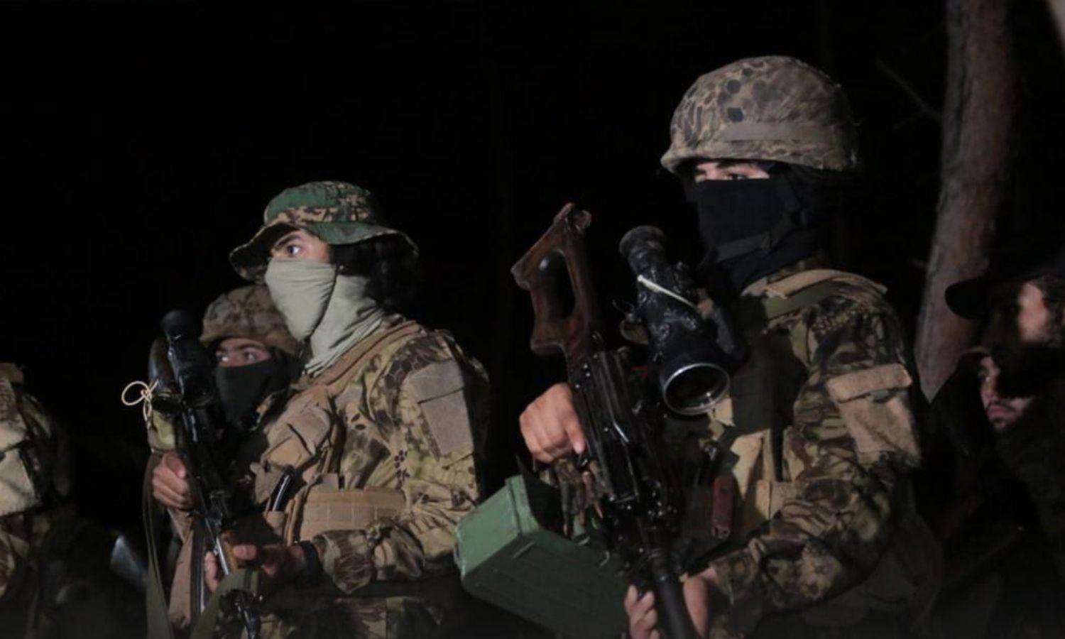 مقاتلون في "هيئة تحرير الشام" خلال تخريج دورة تدريبية - 6 من تشرين الأول 2022 (أمجاد)