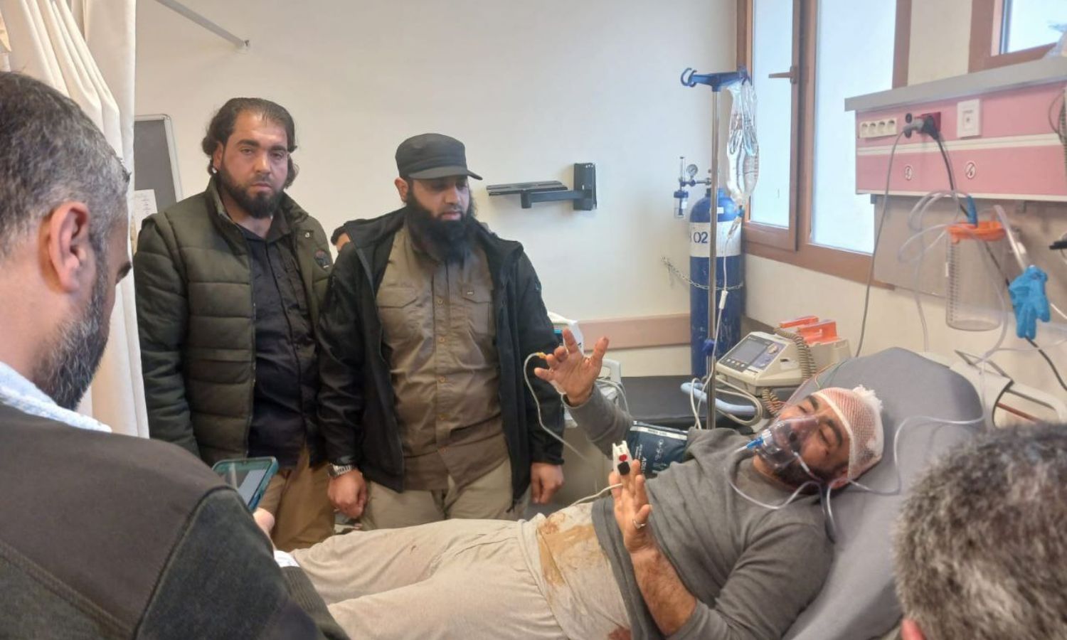 وفد من "الجبهة الشامية" يزور شرطي المرور في المستشفى بعد تعرضه لاعتداء من قبل بعض عناصرها- 9 من آذار 2024 (الفيلق الثالث/ تلجرام)