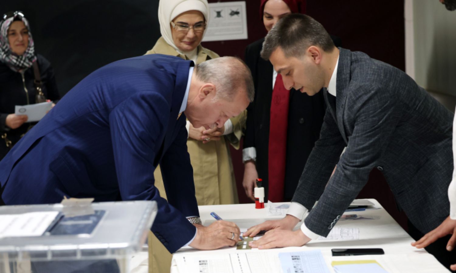 الرئيس التركي، رجب طيب أردوغان، يدلي بصوته في انتخابات المجالس المحلية- 31 من آذار 2024 (TRTHABER)