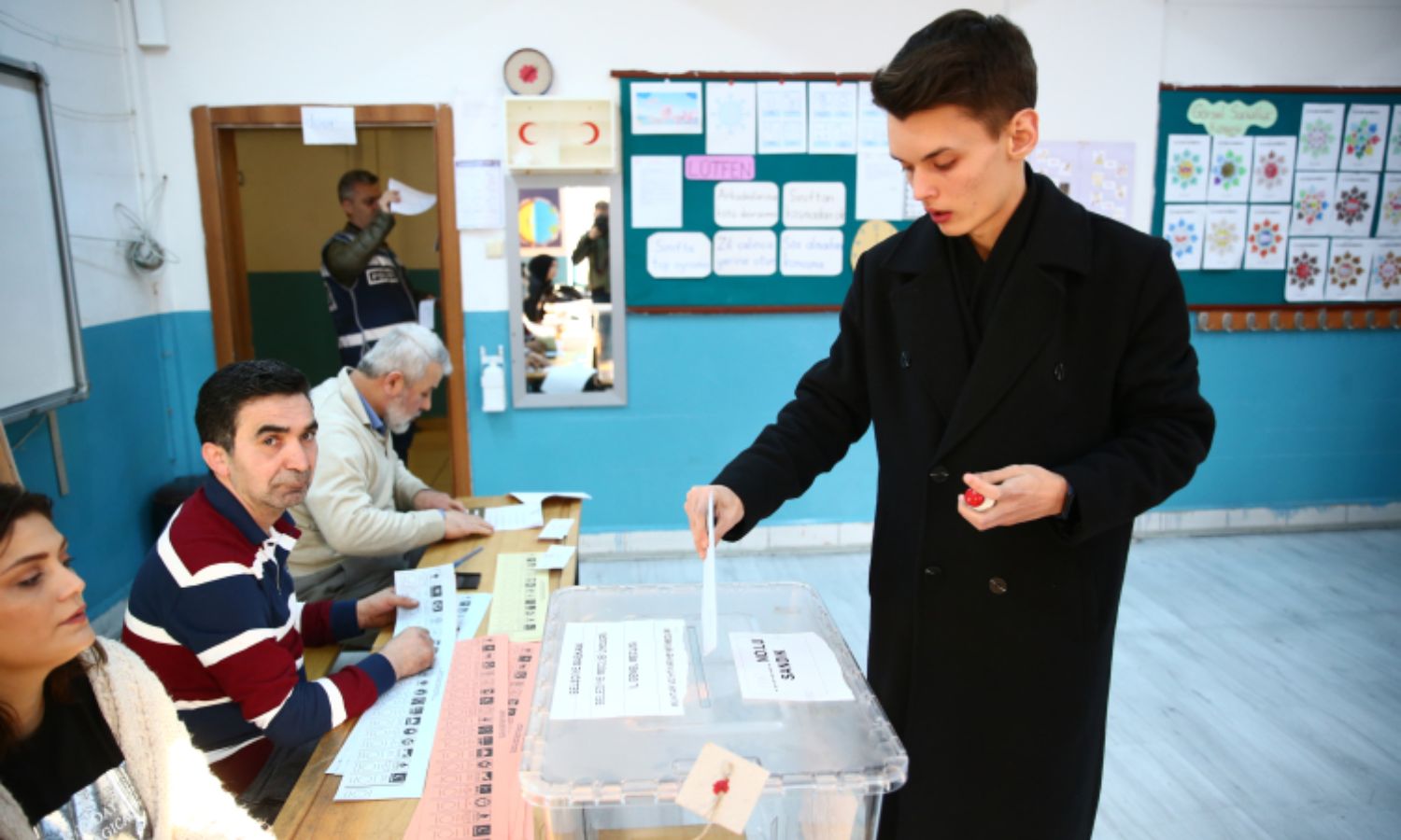 شاب تركي يشارك في انتخابات المجالس المحلية في أحد مراكز الاقتراع- 31 من آذار 2023 (TRTHABER)