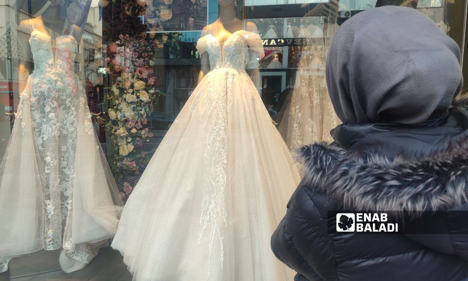 محال تبيع فساتين زفاف في شارع فوزي باشا بمدينة اسطنبول - 22 آذار 2024 (عنب بلدي)