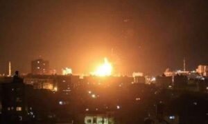 نيران تتصاعد جراء القصف الإسرائيلي على حلب- 29 من آذار 2024 (شبكة أخبار حلب باب جنين/ فيس بوك)
