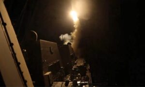 لحظة إطلاق صاروخ باليستي من مدمرة أمريكية نحو أهداف في اليمن- 5 من شباط 2024 (سينتكوم)