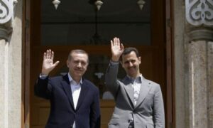 رئيس النظام السوري بشار الأسد برفقة رئيس الوزراء التركي (آنذاك/ رئيس الدولة حاليًا) رجب طيب أردوغان في دمشق عام 2010 (AFP)