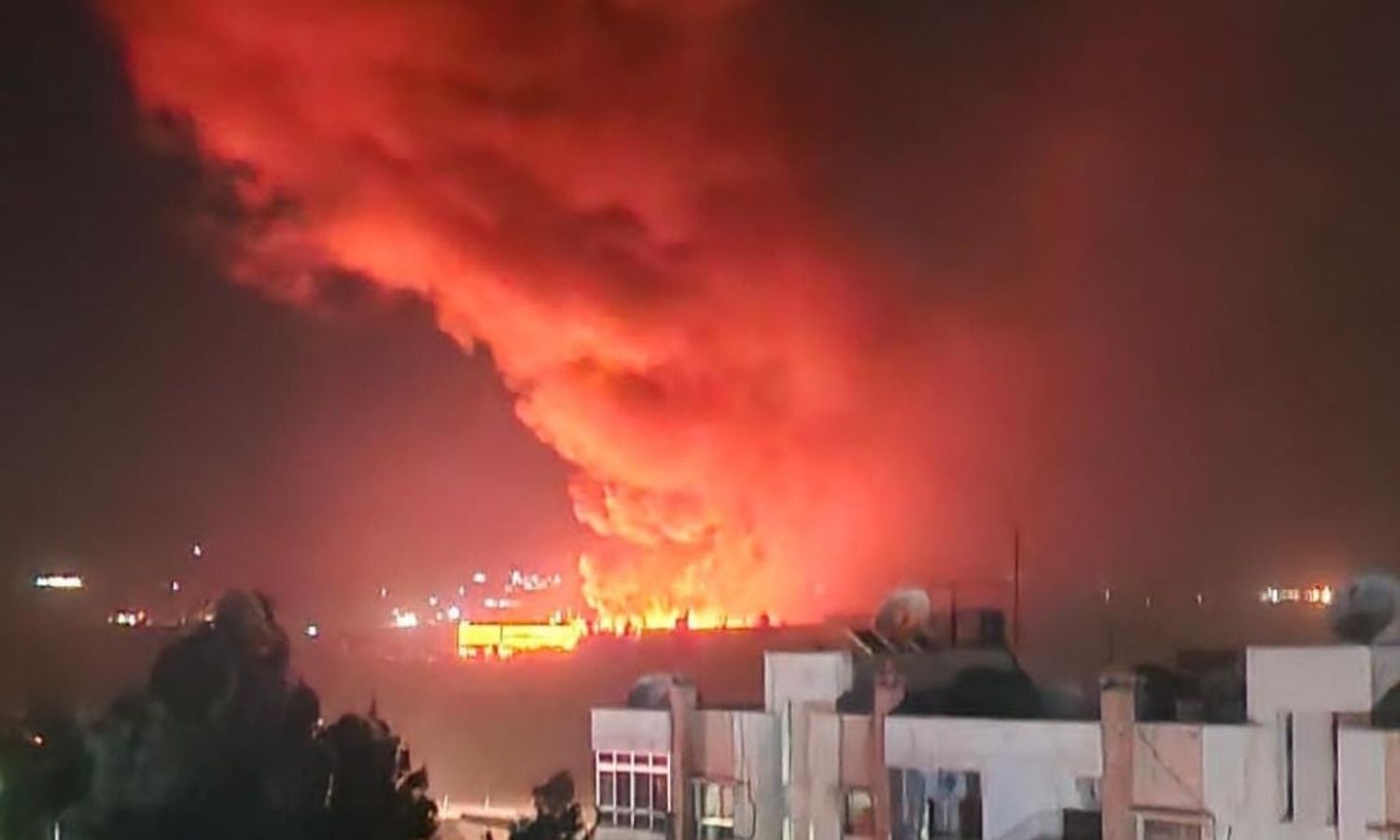 اندلاع النيران في موقع قصفته إسرائيل ويتبع للبحوث العلمية في جمرايا بريف دمشق- 31 من آذار 2024 (ضاحية البحوث جمرايا الاسد/ فيس بوك)
