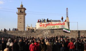 أهالي درعا يحيون الذكرى الـ13 للثورة السورية بالاحتجاج في ساحة المسجد العمري بدرعا البلد، والتأكيد على مطالب الثورة برحيل الأسد- 18 من آذار 2024 (درعا 24/ فيس بوك)