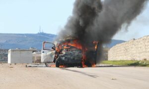 آثار استهداف قوات النظام السوري لسيارة مدنية بصاروخ موجه في مدينة دارة عزة غربي حلب - 10 من آذار 2024 (الدفاع المدني السوري)