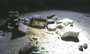 حبوب مخدرة مخبأة داخل أحجار تستخدم لرصف الطرقات بمدينة منبج شرقي حلب- 4 من آذار 2024 (SDF)