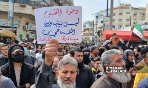 متظاهرون يطالبون بإسقاط "أبو محمد الجولاني" قائد "هيئة تحرير الشام" في مدينة إدلب - 29 من آذار 2024 (عنب بلدي/ أنس الخولي)