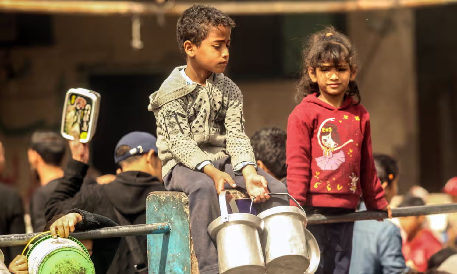 أطفال فلسطينيون بانتظار الحصول على مساعدات في غزة 10 آذار 2024 (الغارديان)
