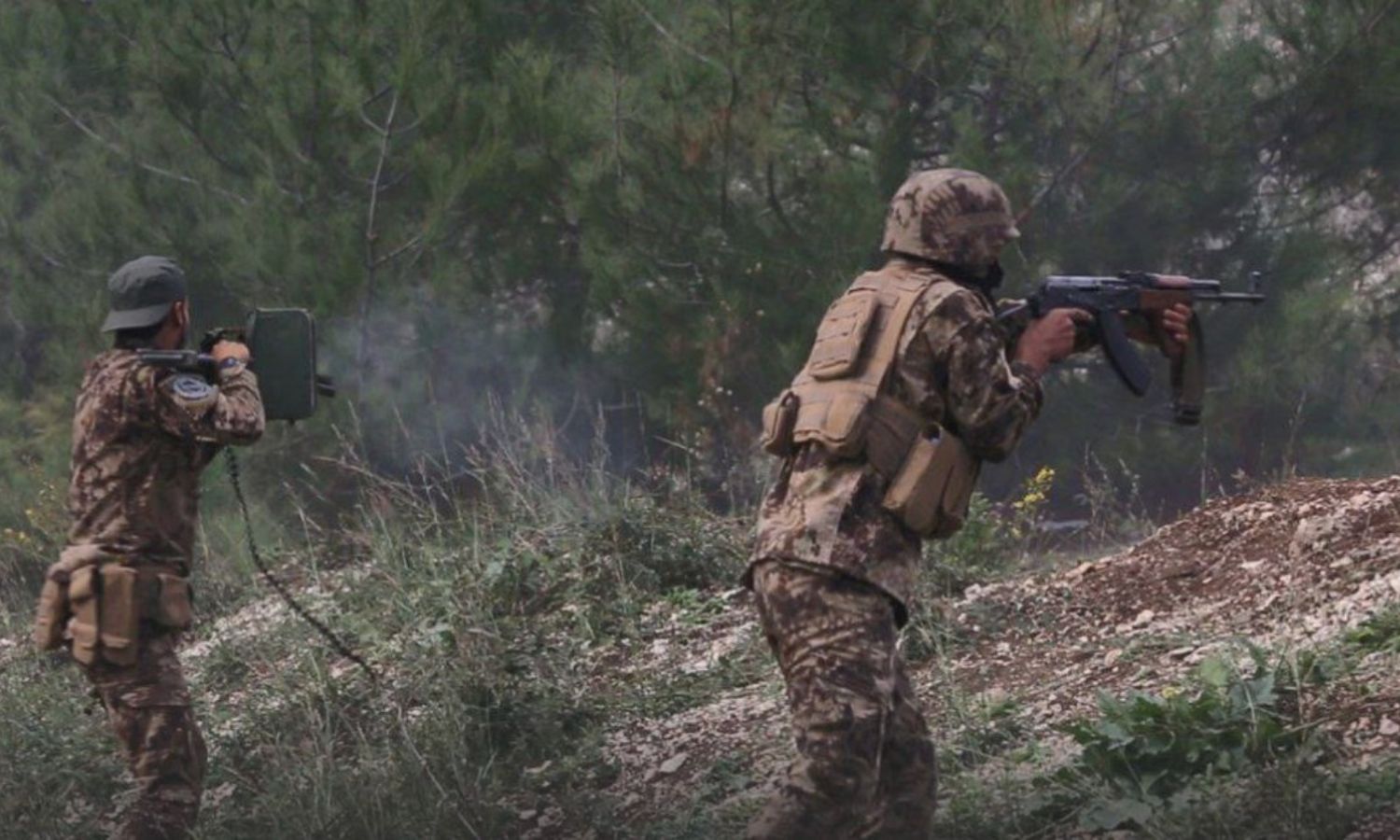 مقاتلان في "تحرير الشام" خلال تخريج دورة تدريبية - 20 من تشرين الثاني 2023 (أمجاد)