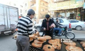 تنشط "بسطات" بيع "المعروك" خلال شهر رمضان لتأمين دخل مالي لبعض العائلات في مدينة إدلب _ 26  من آذار 2024 (عنب بلدي/ أنس الخولي)