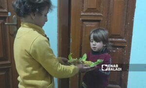 طفل يوصل سكبة رمضان في إدلب- 27 من آذار 2023 (عنب بلدي)