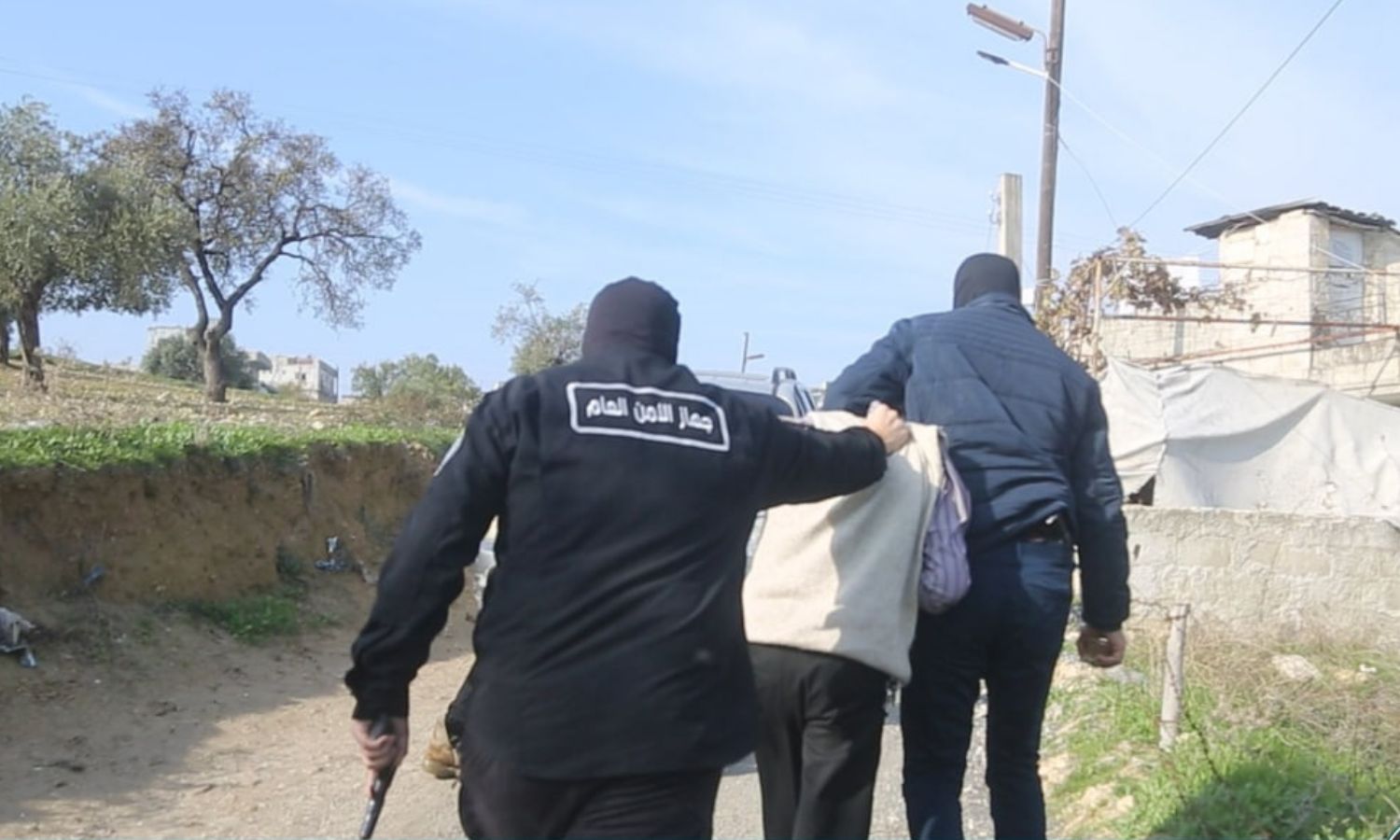 عناصر "جهاز الأمن العام" العامل في إدلب يعتقلون أشخاصًا متهمين بالتعامل مع النظام وروسيا - 29 من كانون الأول 2023 (الأمن العام)