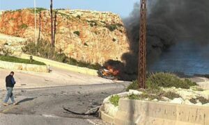 آثار استهداف سيارة على طريق عام الناقورة جنوبي لبنان - 2 من آذار 2024 (النهار)