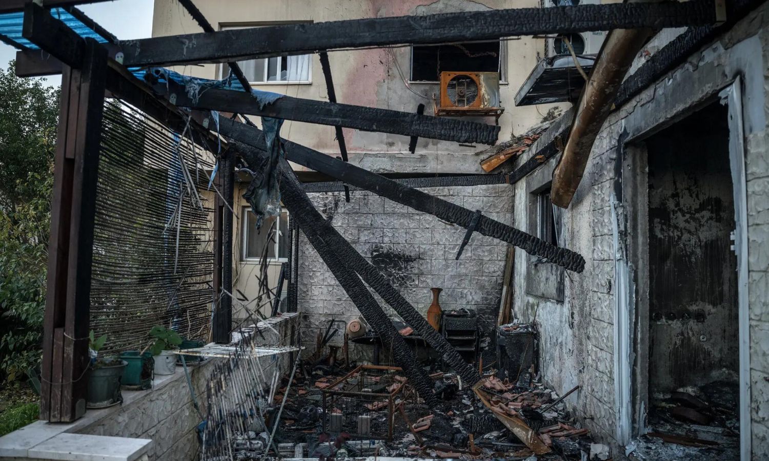منزل محترق نتيجة صاروخ أطلقه حزب الله على مستوطنة كريات شمونة- آذار 2024 (نيويورك تايمز)