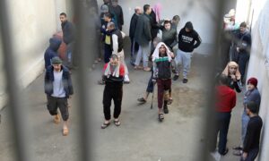 سجناء من العراق وسوريا يعتقد أنهم من تنظيم "الدولة الإسلامية" في فناء سجن بمدينة الحسكة - 12 من شباط 2020 (رويترز)