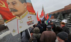 مسيرة في ذكرى موت جوزيف ستالين 5 من آذار 2024 في روسيا (رويترز)