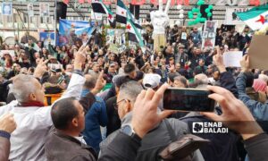أهالي السويداء يخرجون في مظاهرة سلمية في "ساحة الكرامة" في الذكرى الـ13 للثورة السورية- 15 من آذار 2024 (عنب بلدي)