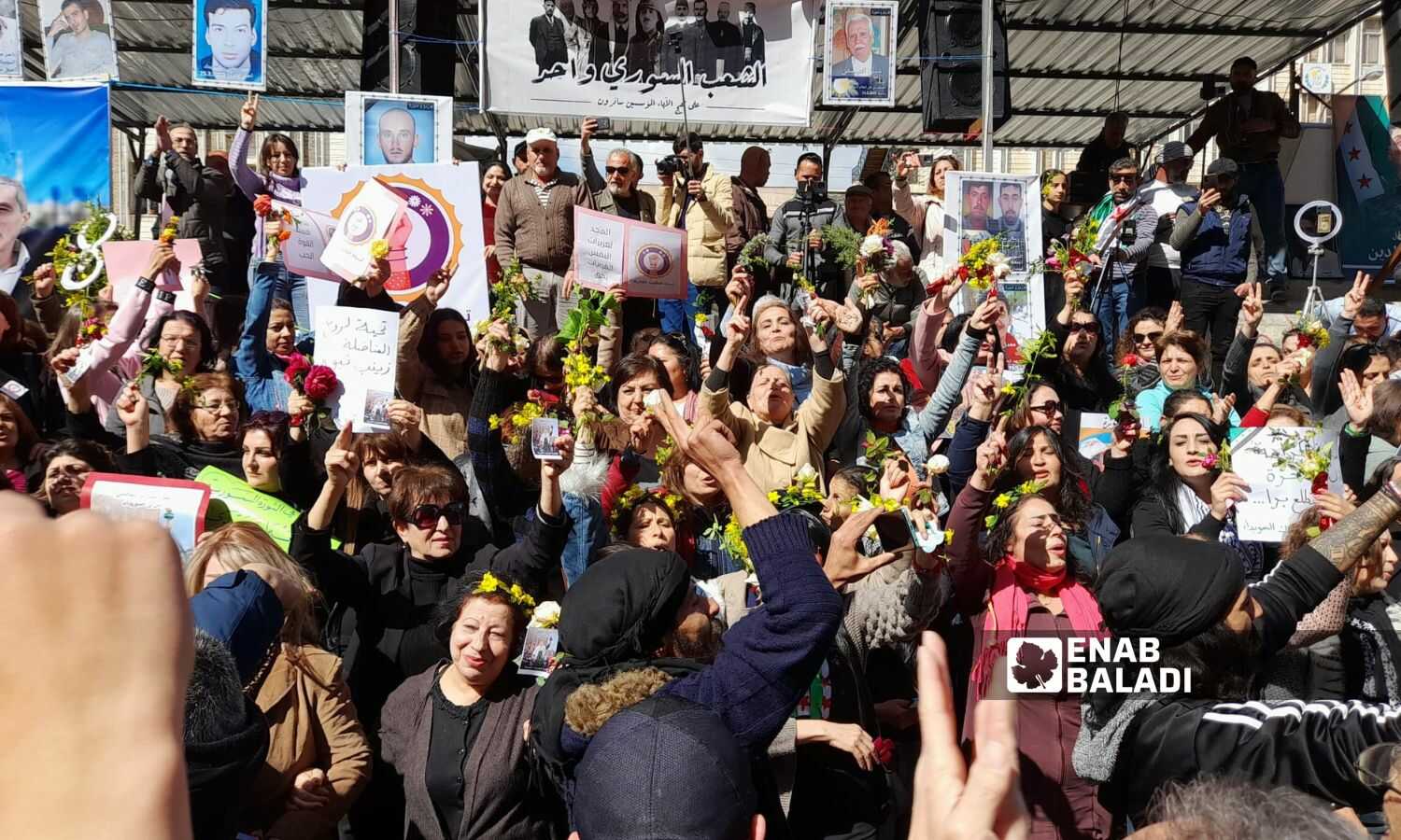 بالتزامن مع اليوم الدولي للمرأة، النساء في السويداء يحافظن على حضور قوي ولافت في الاحتجاجات السلمية المطالبة بالتغيير السياسي ورحيل الأسد- 8 من آذار 2024 (عنب بلدي)
