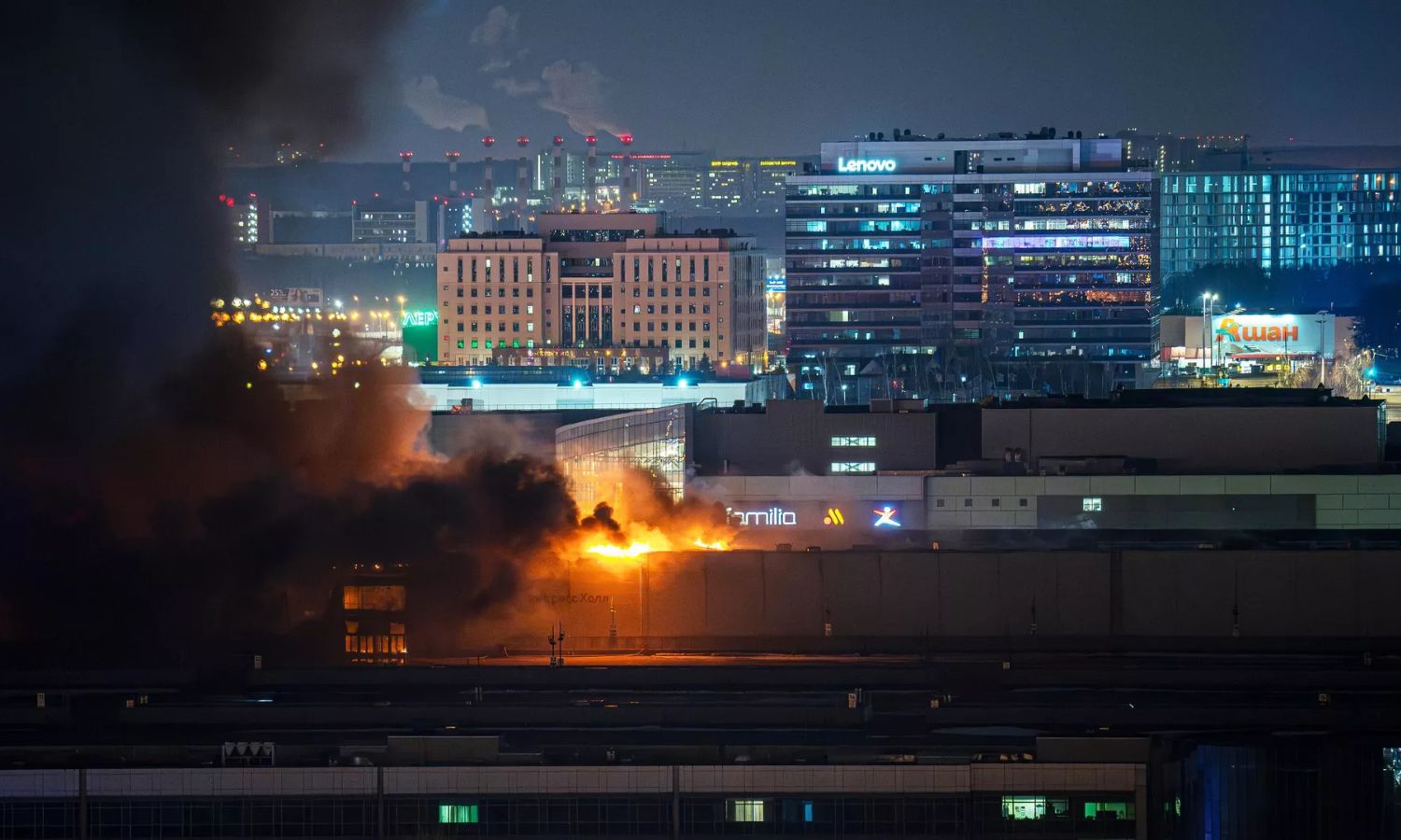 اشتعال النيران في مبنى تعرض لهجوم من قبل تنظيم الدولة في العاصمة الروسية موسكو- 23 من آذار 2024 (سبوتنيك)