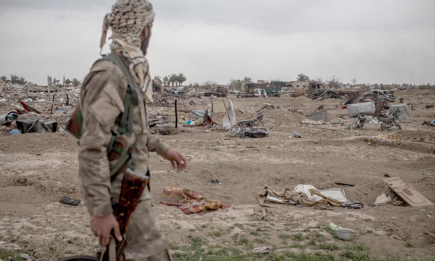 مقاتل من قوات سوريا الديمقراطية وسط الباغوز بعد انتهاء المعارك مع تنظيم الدولة - نيسان 2019 (The Sun)