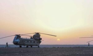 طائرات مروحية أمريكية في أربيل تخضع لعمليات صيانة خلال العمليات العسكرية ضد تنظيم الدولة في سوريا والعراق- 10 كم تموز 2017 (سينتكوم)