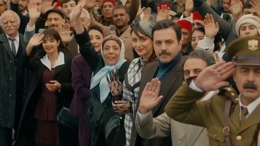 مشهد من مسلسل "تاج" يظهر احتفال السوريين بعيد الجلاء ومرور موكب "القوتلي" 2024 - (منصة نص خبر)