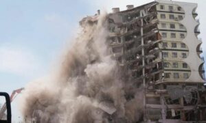 الدمار في المجمع السكني بمدينة ديار بكر جنوبي تركيا - 6 من شباط 2023 (الأناضول)