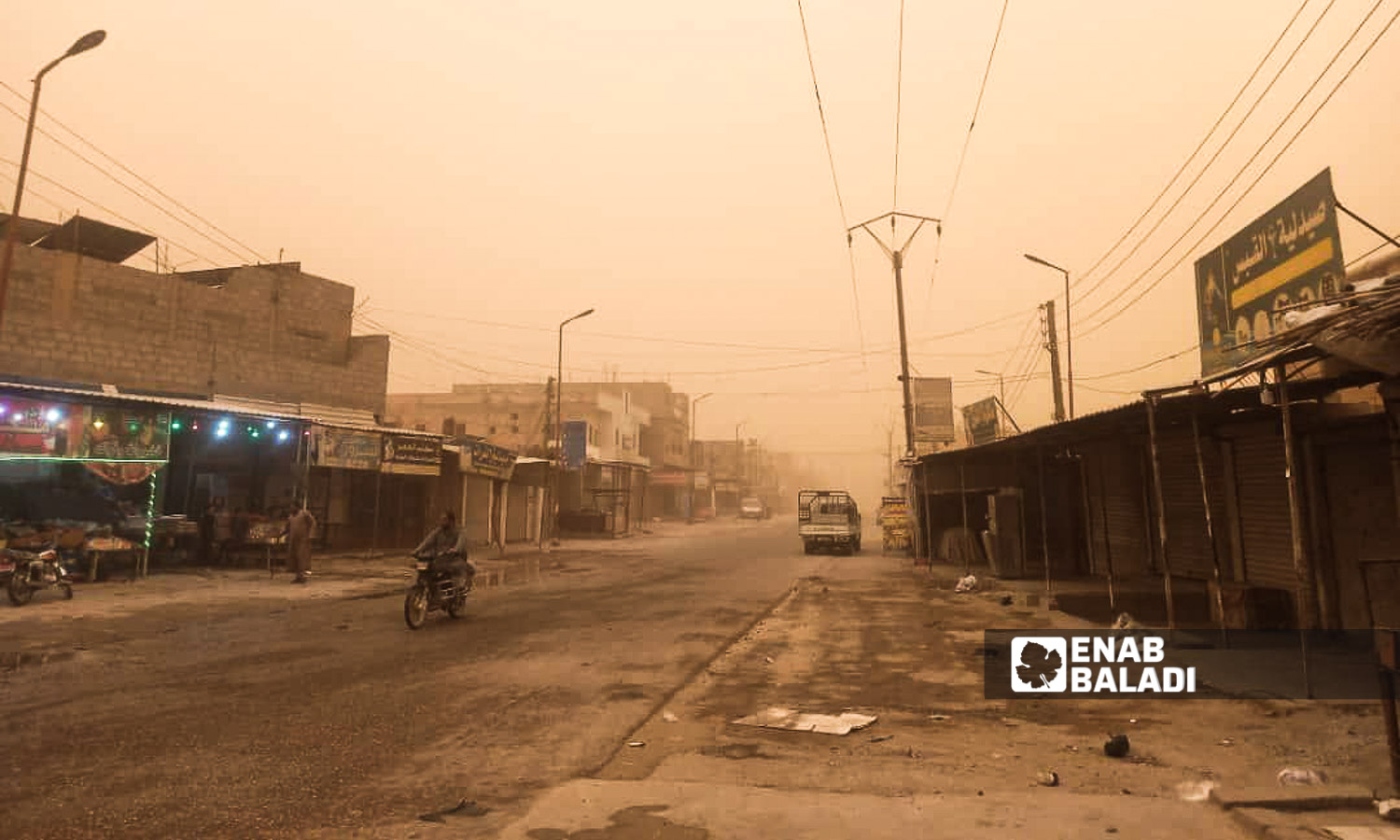 عاصفة غبارية تضرب ريف دير الزور شرقي سوريا - 29 من نيسان 2024 (عنب بلدي/عبادة الشيخ)