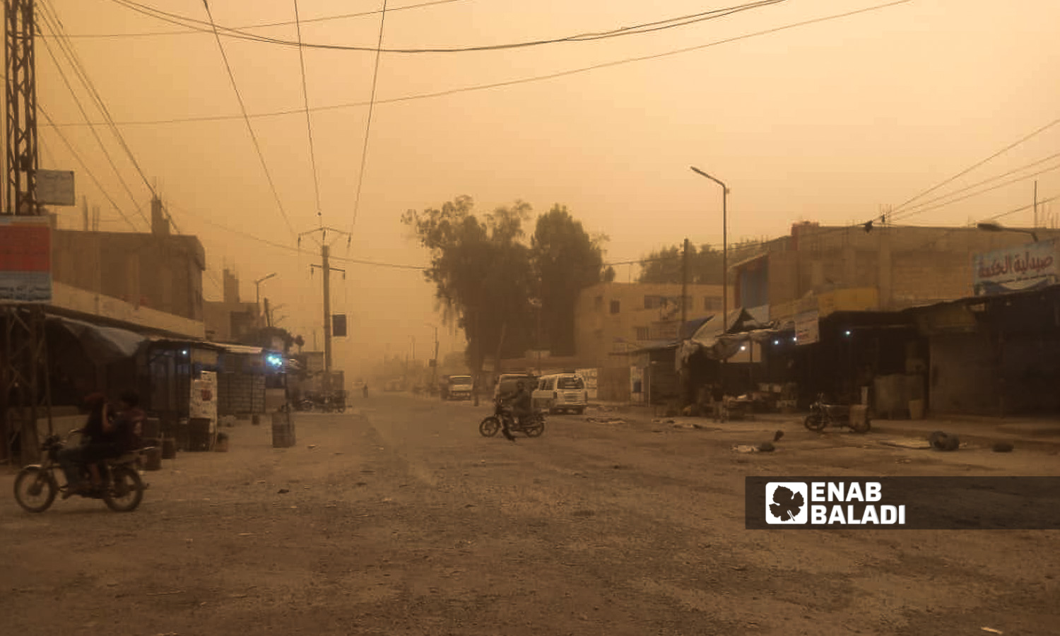 عاصفة غبارية تضرب بلدة أبو حمام في ريف دير الزور شرقي سوريا - 29 من نيسان 2024 (عنب بلدي/عبادة الشيخ)
