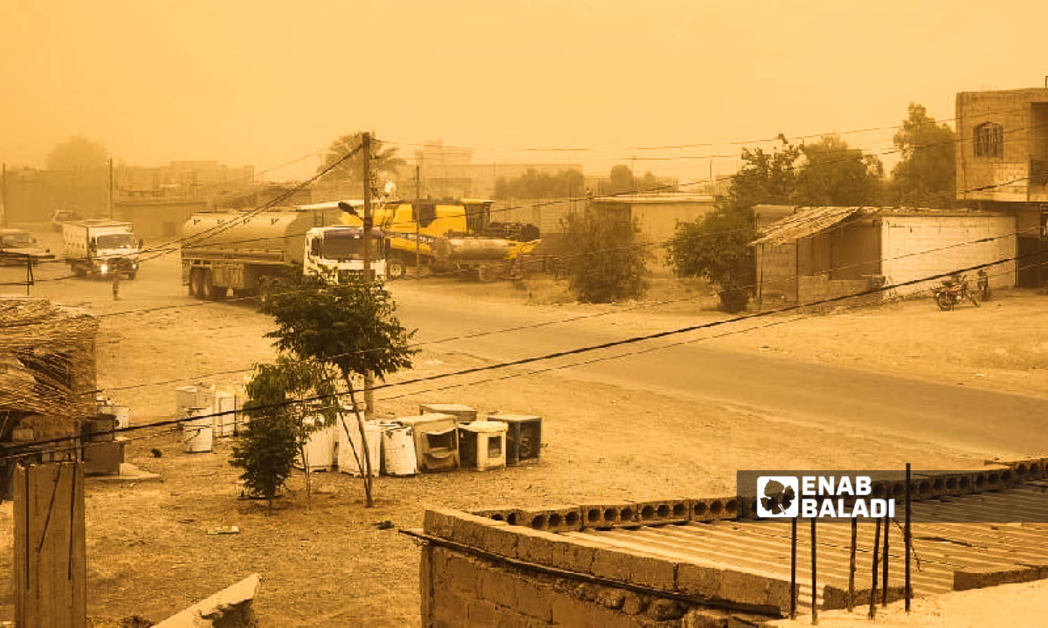 عاصفة غبارية تضرب بلدة أبو حمام في ريف دير الزور شرقي سوريا - 29 من نيسان 2024 (عنب بلدي/عبادة الشيخ)