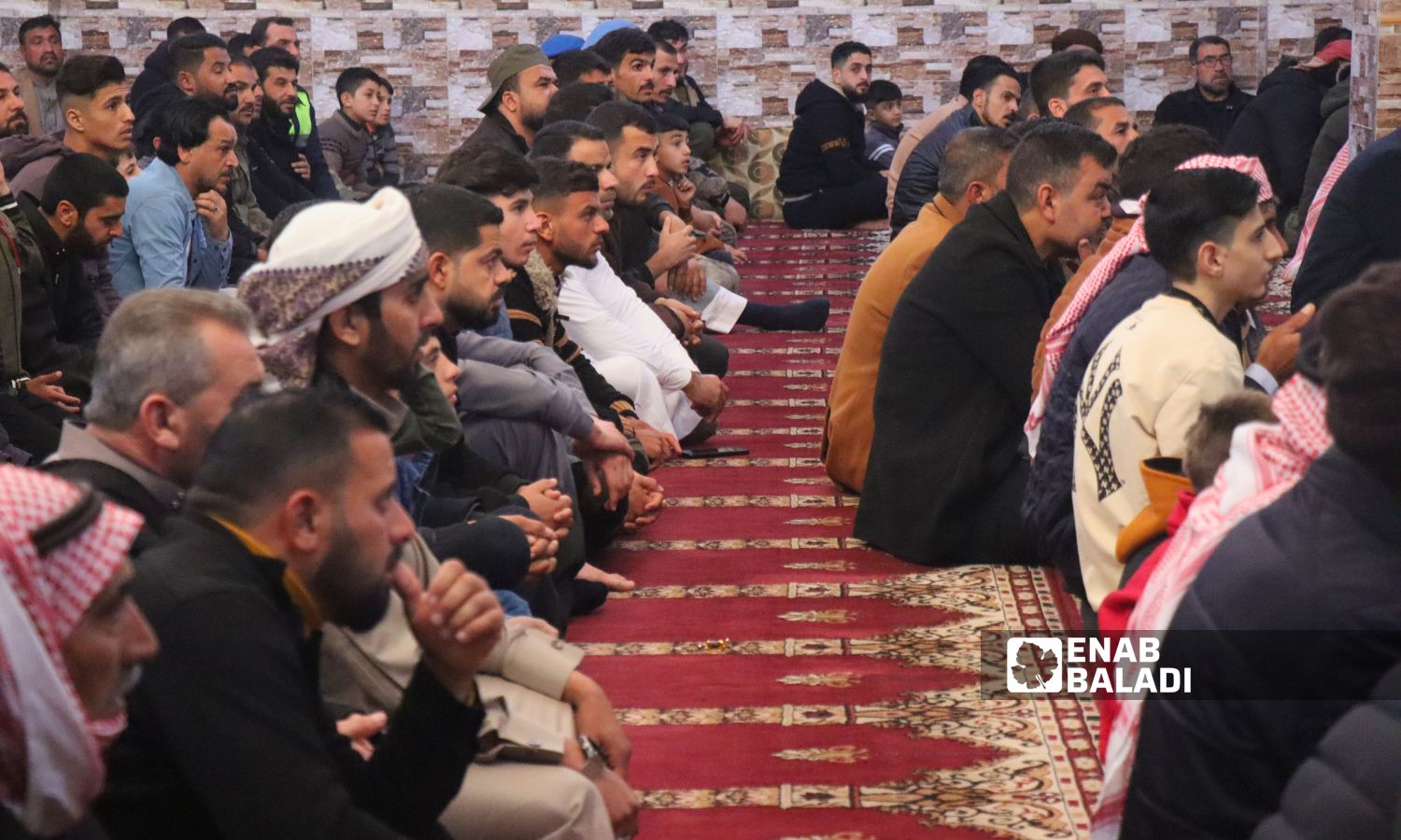 مصلون يؤدون صلاة عيد الفطر في مسجد صلاح الدين بمدينة رأس العين - 10 نيسان 2024 (عنب بلدي)