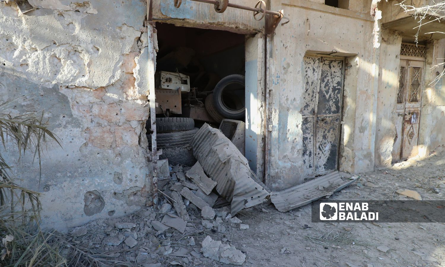 آثار الدمار الذي خلفه قصف من قبل قوات النظام السوري استهدف أحياء سكنية في مدينة سرمين بريف إدلب الشرقي - 1 من نيسان 2024(عنب بلدي\ أنس الخولي)