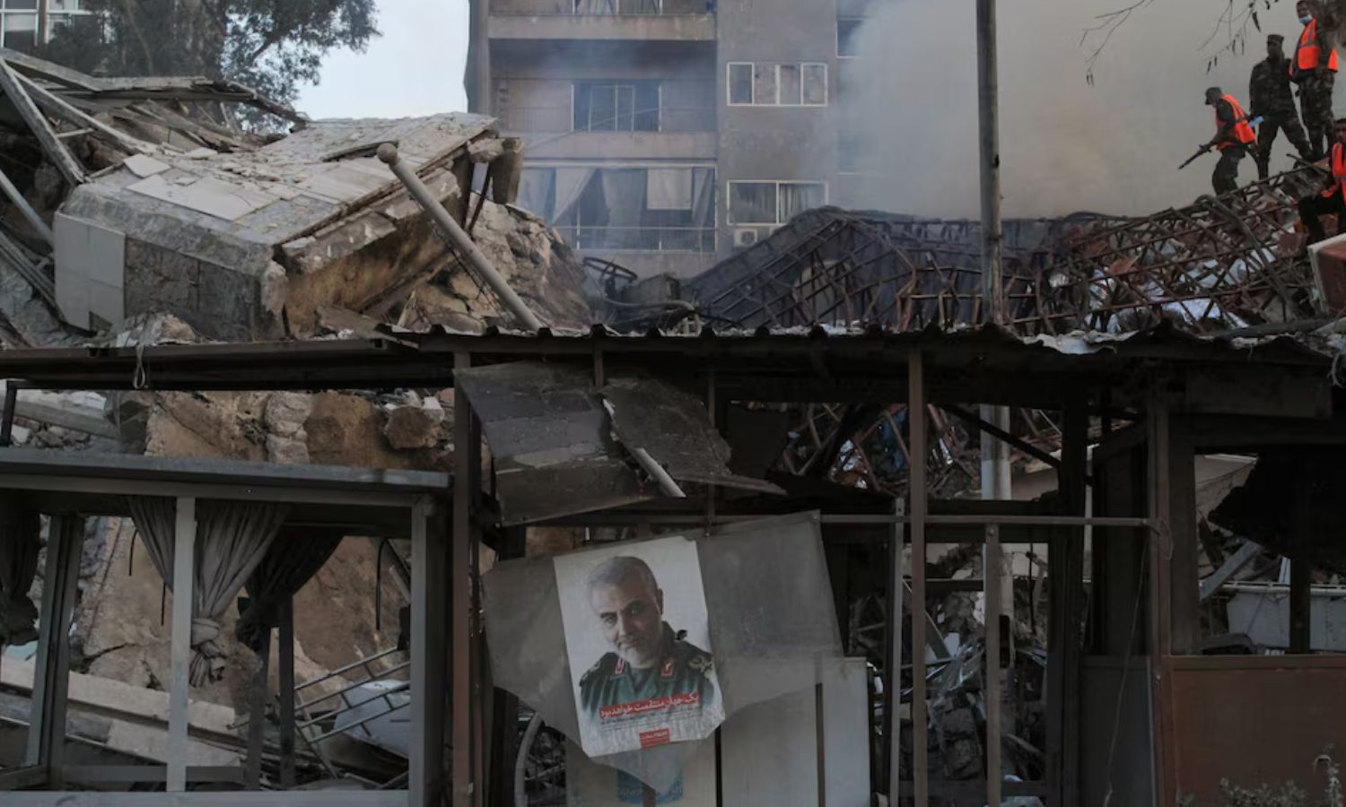 صورة قاسم سليماني بين أنقاض القنصلية الإيرانية بدمشق بعدما دمرتها إسرائيل بالكامل- 1 من نيسان 2024 (رويترز)