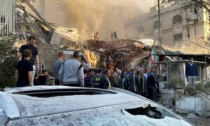 دخان متصاعد من موقع القنصلية الإيرانية بدمشق بعد غارة إسرائيلية دمرت المبنى بالكامل- 1 من نيسان 2024 (رويترز)