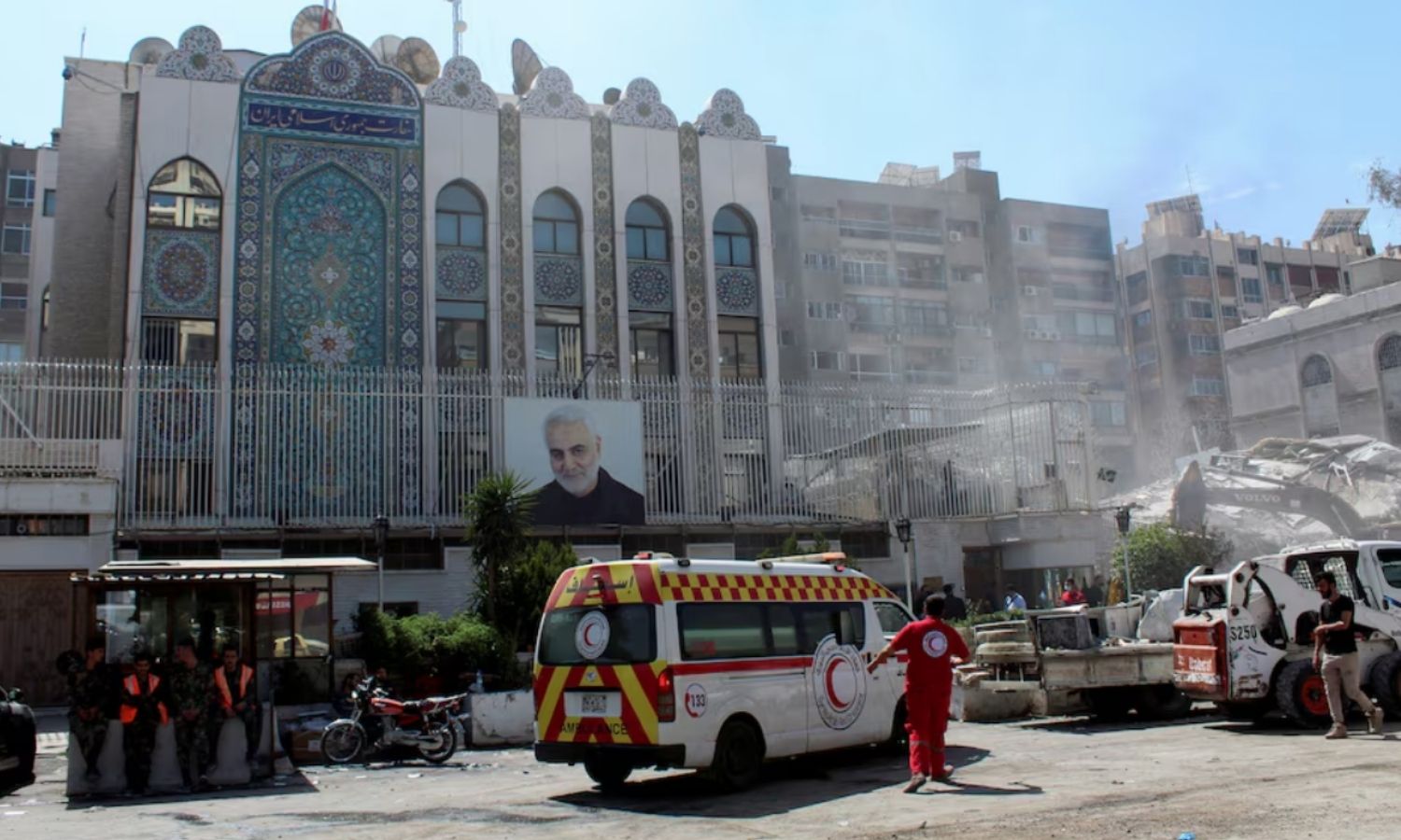 سيارات الإسعاف وفرق الإنقاذ بعد الضربة التي استهدفت القنصلية الإيرانية في العاصمة السورية دمشق - 2 من نيسان 2024 (رويترز)