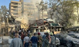 آثار غارة إسرائيلية استهدفت مبنى ملاصقًا للسفارة الإيرانية في دمشق - 1 من نيسان 2024 (AFP)