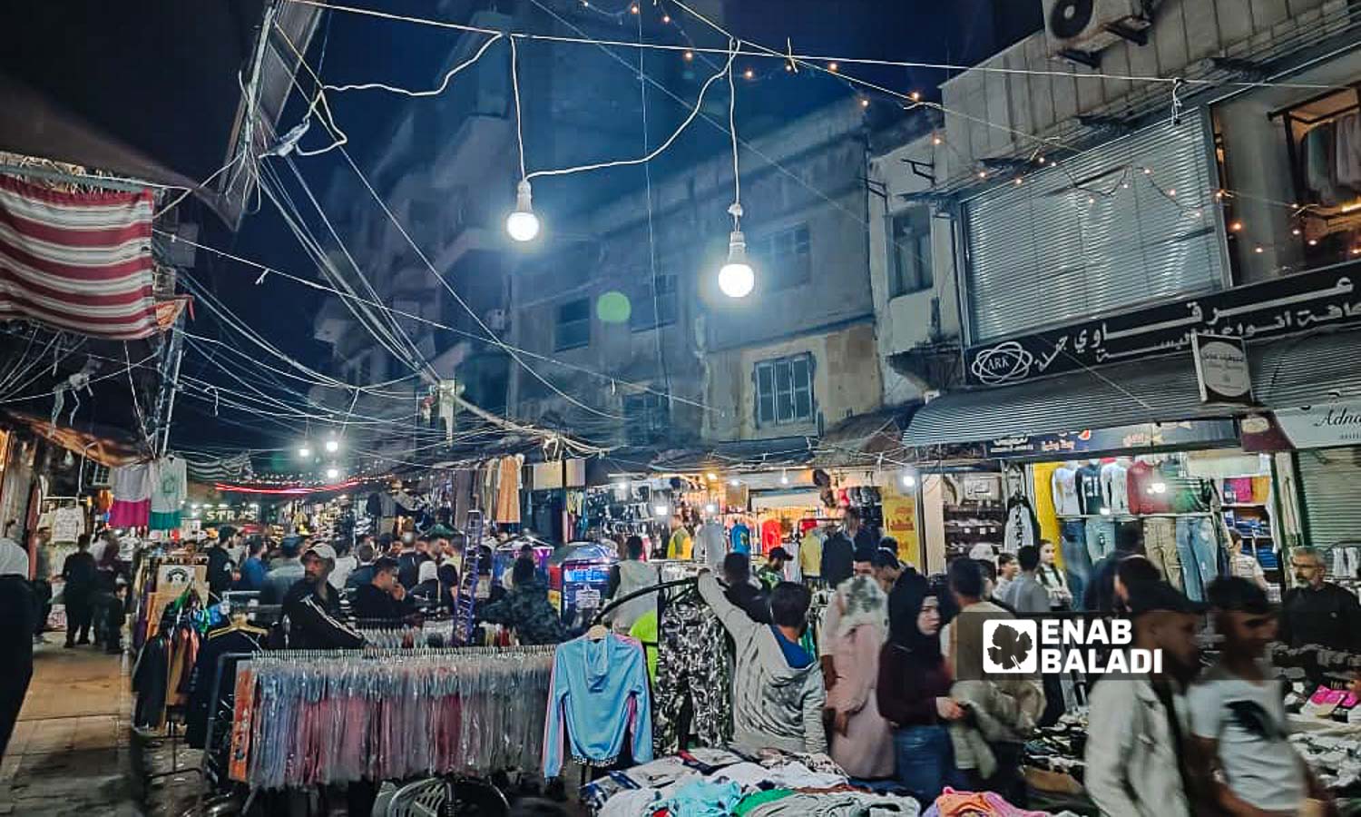 سوق "العنابة الشعبي" قبل عيد الفطر في مدينة اللاذقية شمال غربي سوريا - 7 من نيسان 2024 (عنب بلدي/ليندا علي)