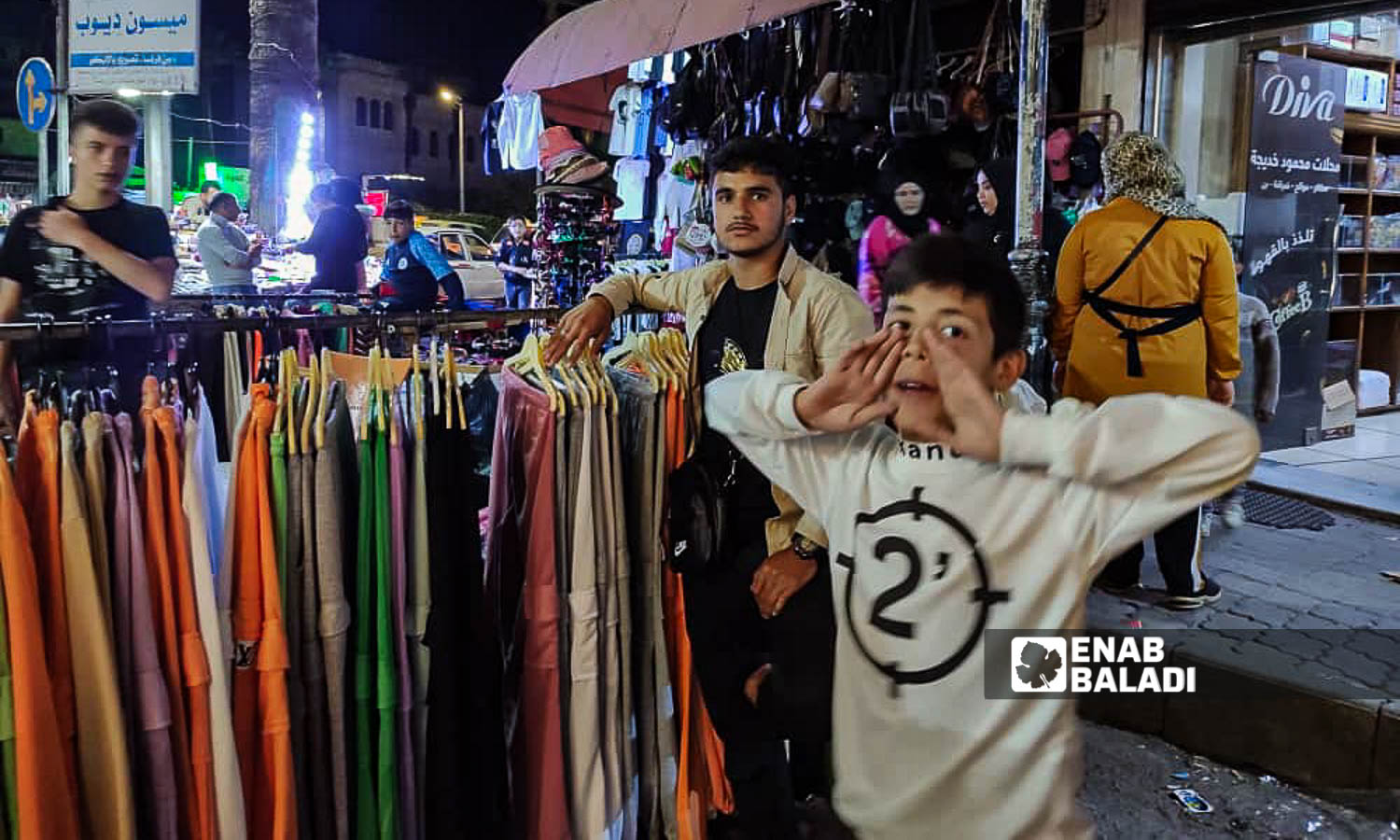 بائعون ملابس في سوق "العنابة" قبل عيد الفطر في مدينة اللاذقية شمال غربي سوريا - 7 من نيسان 2024 (عنب بلدي/ليندا علي)