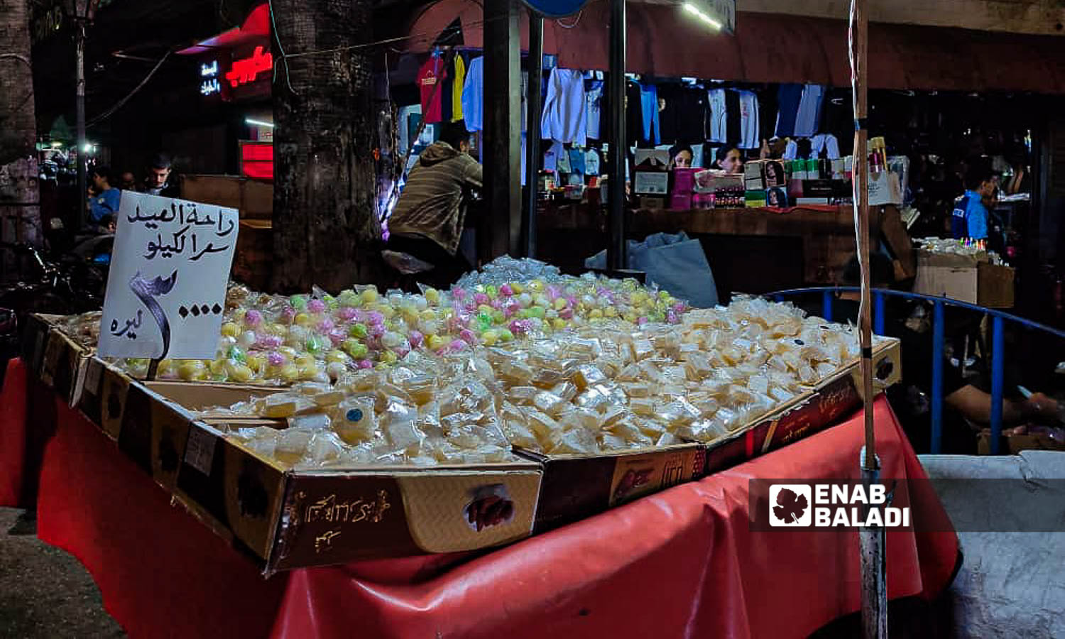 حلويات معروضة للبيع في سوق "العنابة" في مدينة اللاذقية - 7 من نيسان 2024 (عنب بلدي/ ليندا علي)
