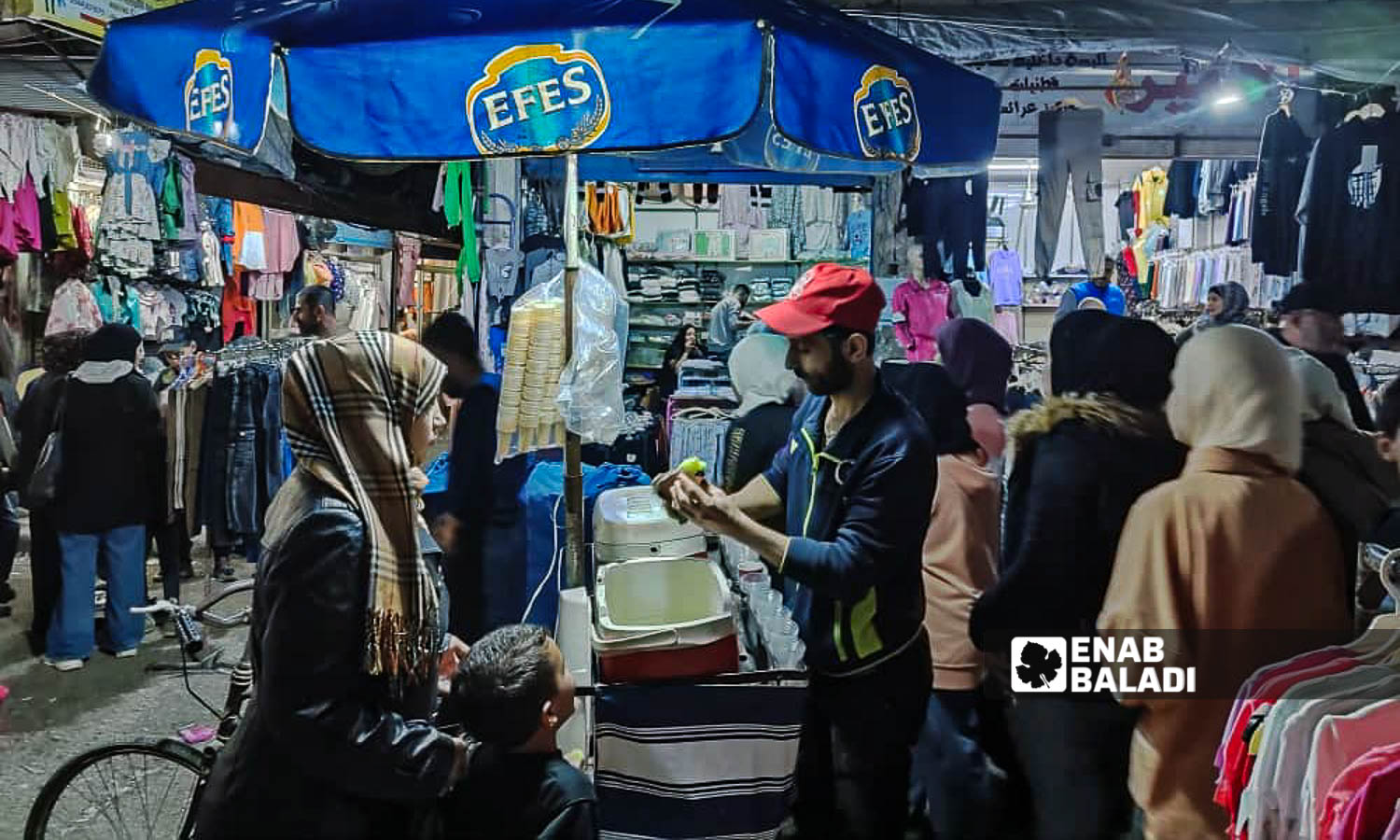 بائع مثلجات جوال في سوق "العنابة الشعبي" بمدينة اللاذقية - 7 من نيسان 2024 (عنب بلدي/ليندا علي)