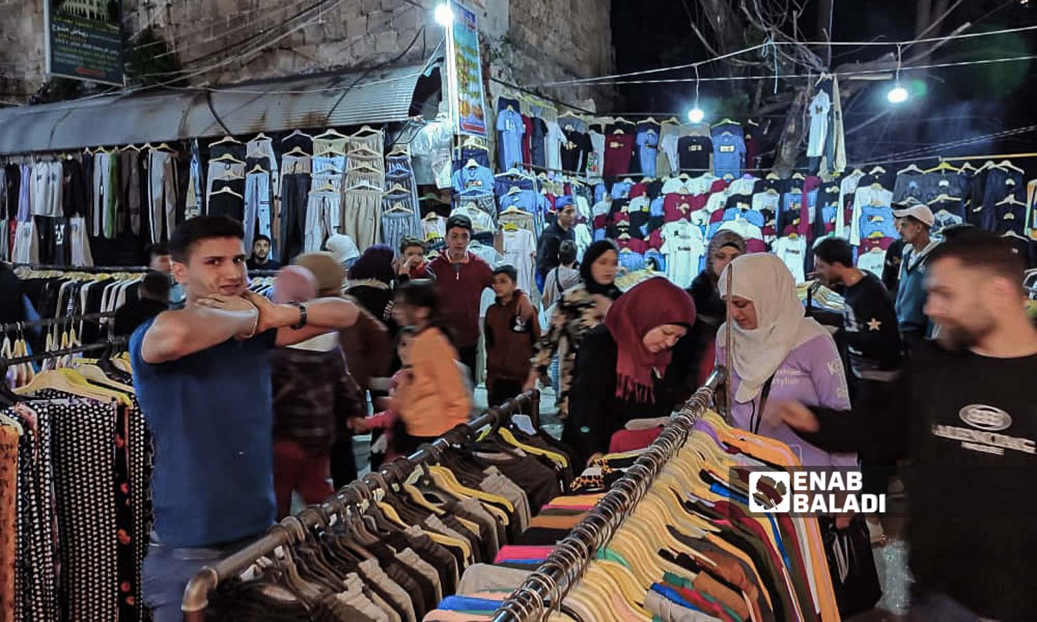 سوق "العنابة" قبل عيد الفطر في مدينة اللاذقية شمال غربي سوريا - 7 من نيسان 2024 (عنب بلدي/ليندا علي)