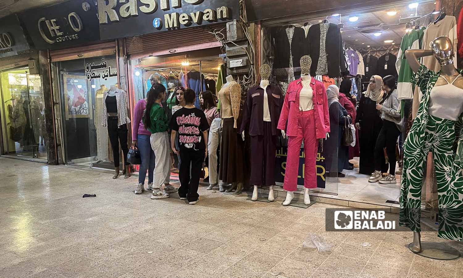 محلات ملابس في "السوق المركزي" بالقامشلي قبل إيام عيد الفطر في مدينة القامشلي شمال شرقي سوريا -1 من نيسان 2024 (عنب بلدي)