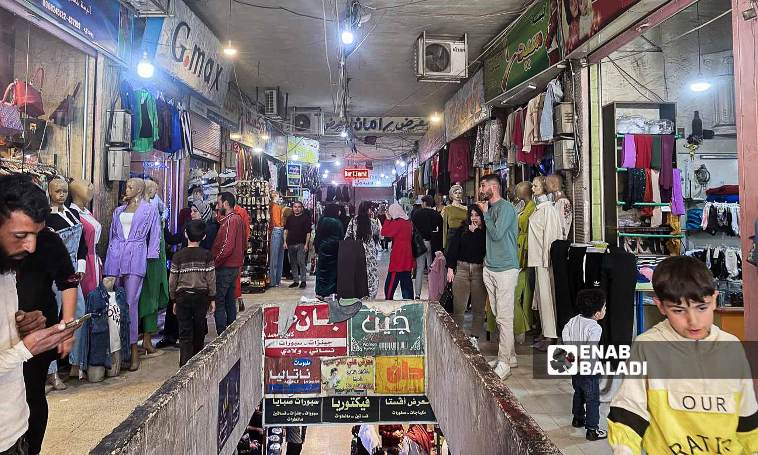 حركة البيع في "السوق المركزي" بالقامشلي قبل إيام عيد الفطر في مدينة القامشلي شمال شرقي سوريا -1 من نيسان 2024 (عنب بلدي)