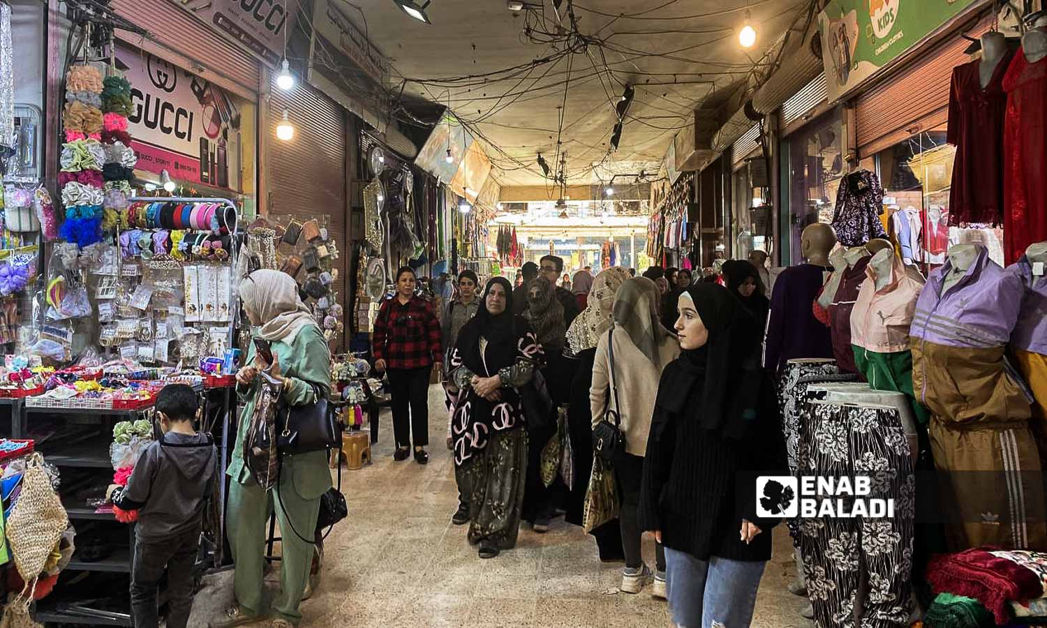 "السوق المركزي" لبيع الملابس في القامشلي قبل إيام عيد الفطر في مدينة القامشلي شمال شرقي سوريا -1 من نيسان 2024 (عنب بلدي)