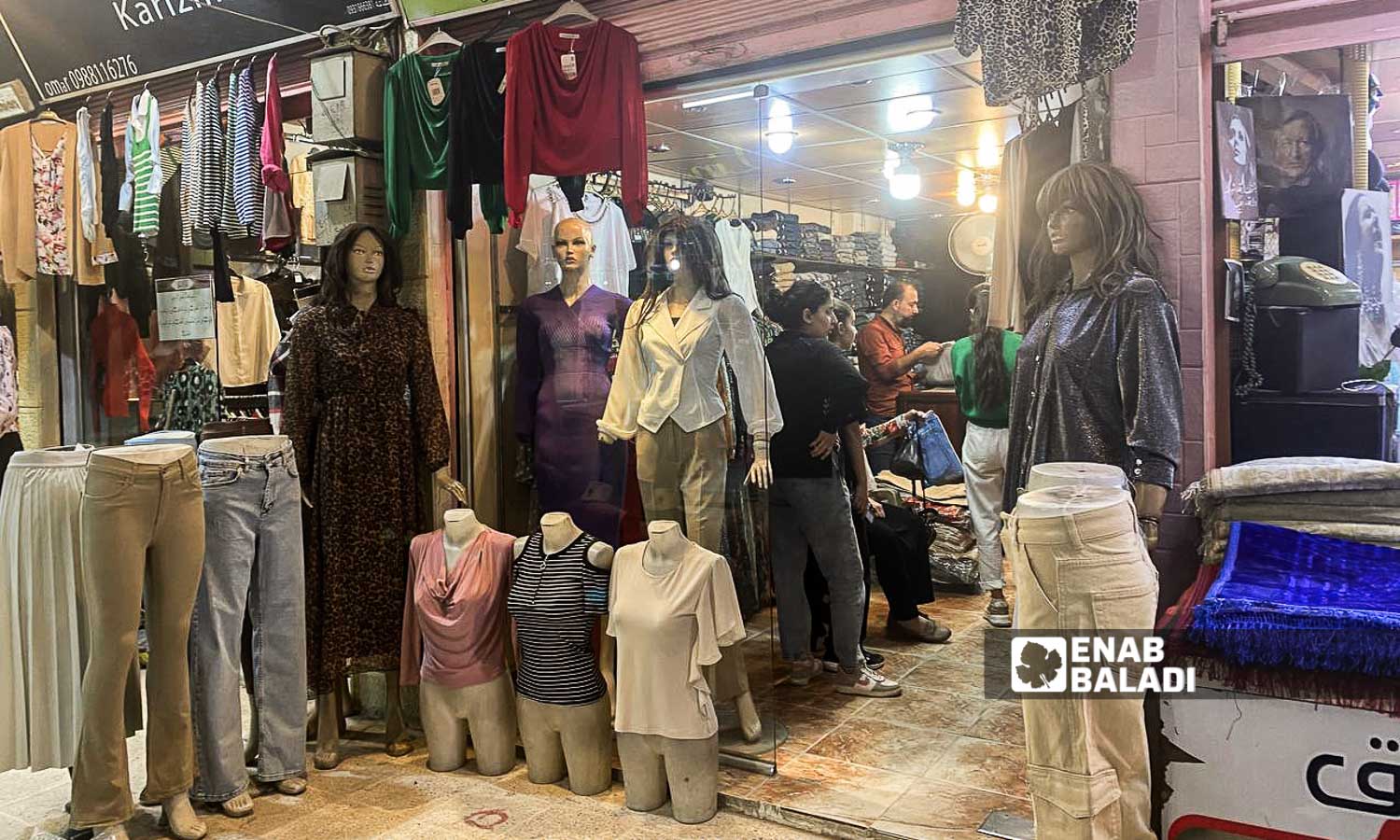 محل لبيع الملابس النسائية في "السوق المركزي" بمدينة القامشلي شمال شرقي سوريا -1 من نيسان 2024 (عنب بلدي)